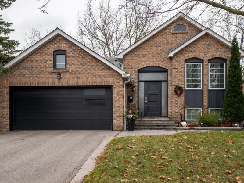 MG E701 Contemporary Edge Smooth Black Horizontal Wide Angle